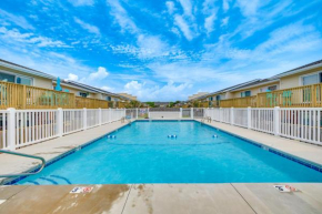 Breezy Pine Knoll Shores Escape Walk to Beaches!